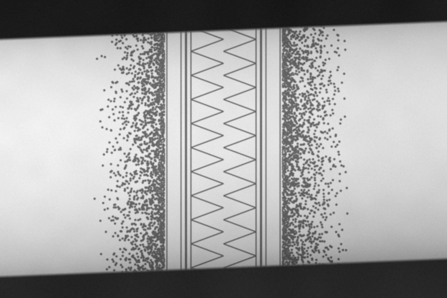 Stencil de Bracelete geométrico aplicado na pele antes da sessão