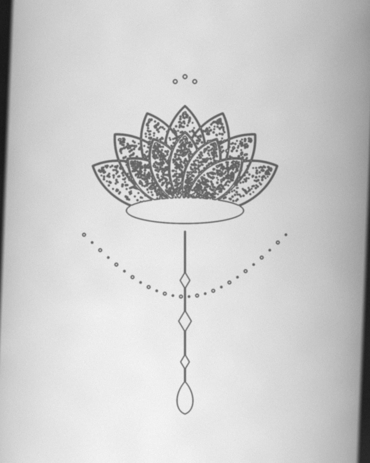 Stencil de Flor de lótus aplicado na pele antes da sessão