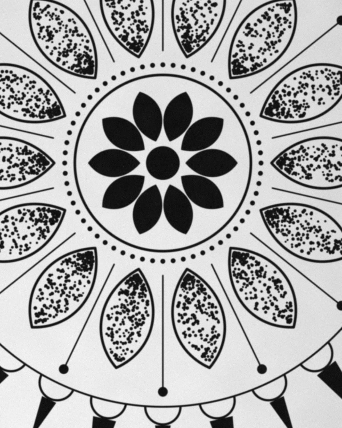 Detalhe aproximado da tatuagem Mandala solar