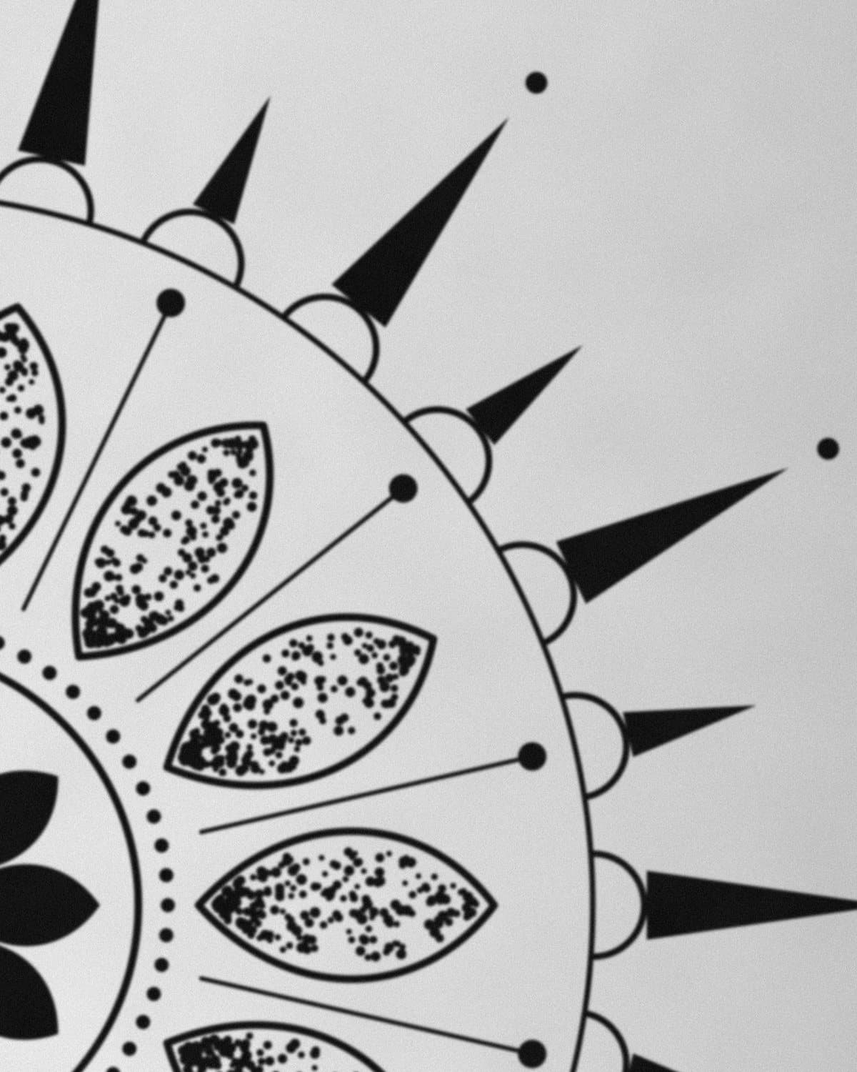 Segundo detalhe da tatuagem Mandala solar, mostrando traço e textura
