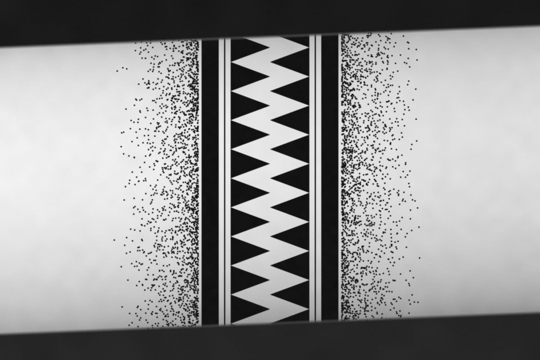 Tatuagem blackwork em forma de bracelete com triângulos e faixas pretas no antebraço