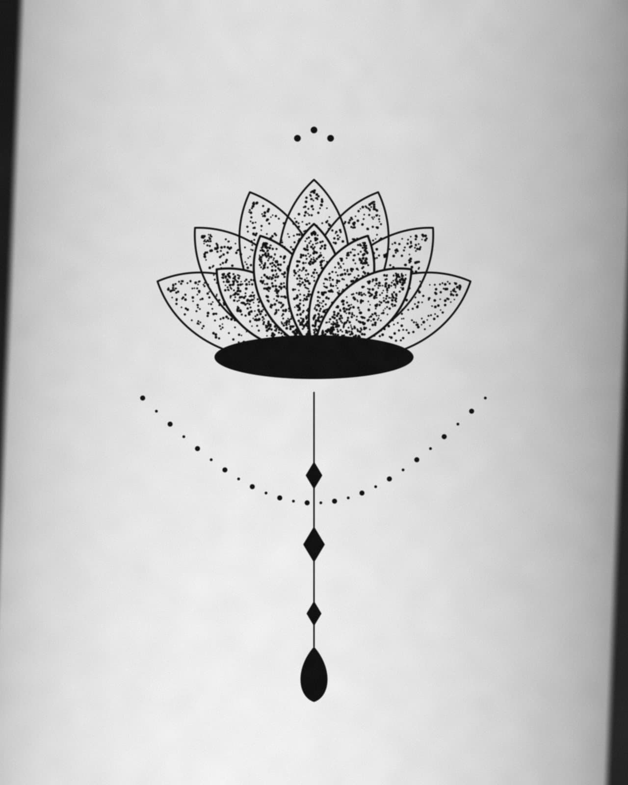 Tatuagem ornamental de flor de lótus pontilhada com pingente de losangos no braço