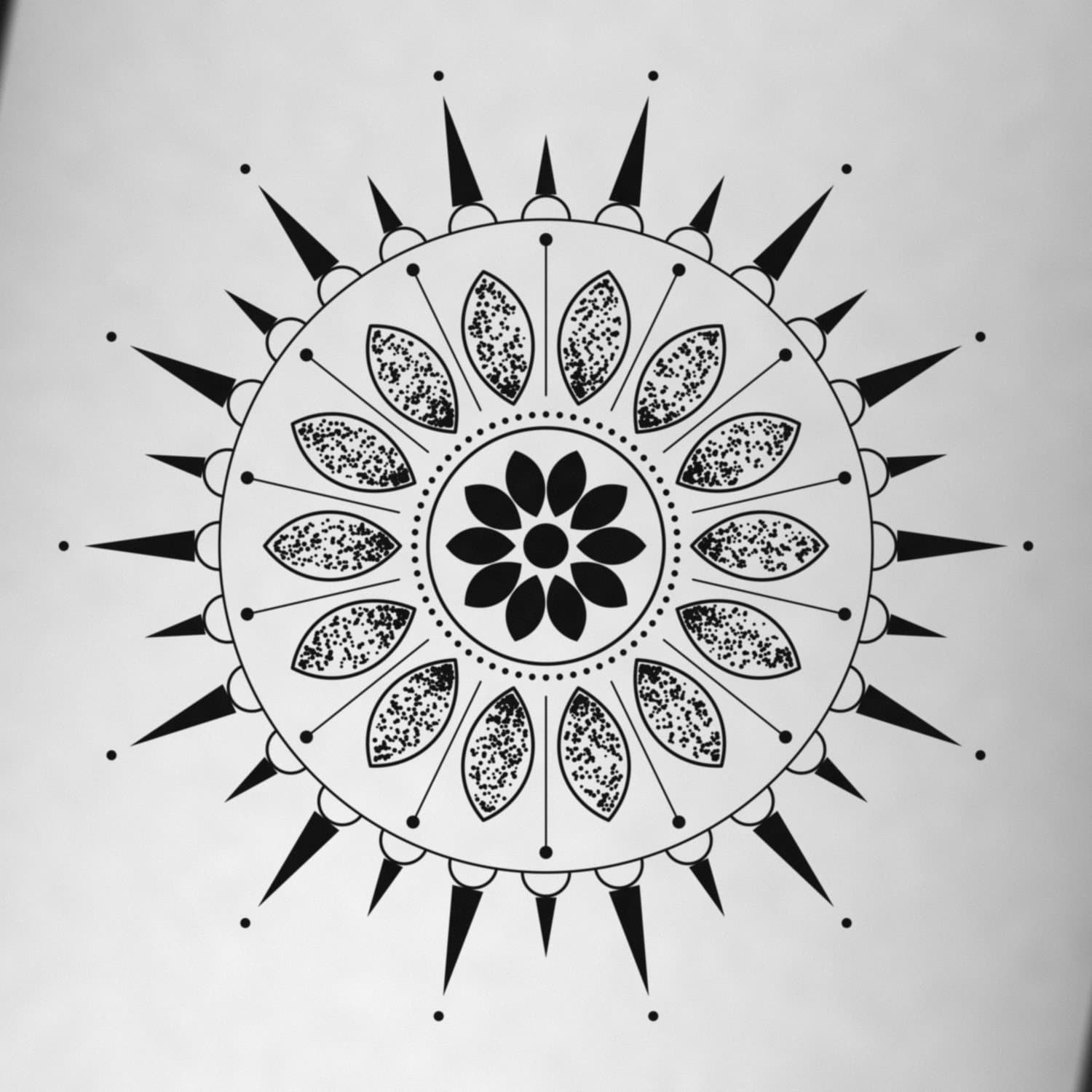 Tatuagem ornamental de mandala com pétalas pontilhadas e raios alternados nas costas